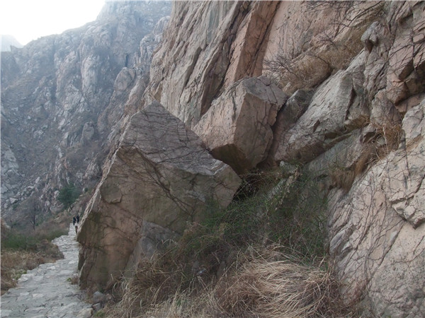 万丈崖台阶路旁的岩石崩塌遗迹(图1)